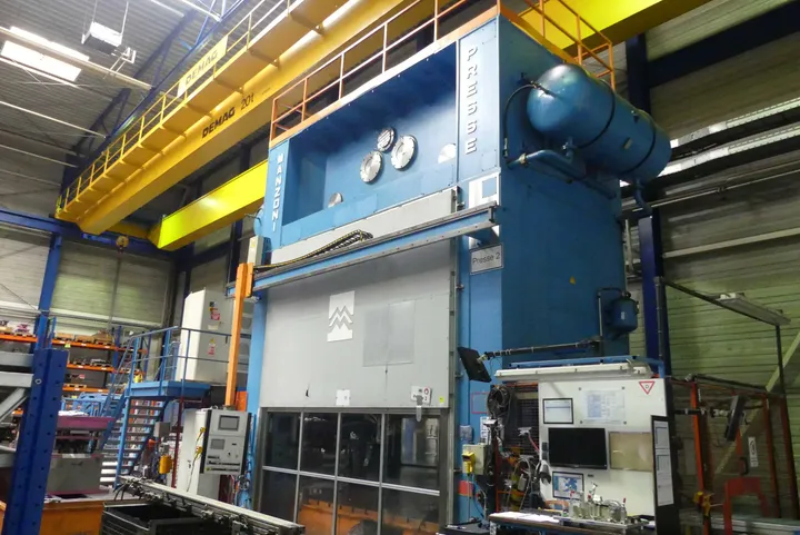 Presslinie mit MANZONI Exzenterpresse Typ T6302MR/2/12/TE sowie Walzenvorschub/Materialdurchförderer und Richteinrichtung Presskraft 6.300kN